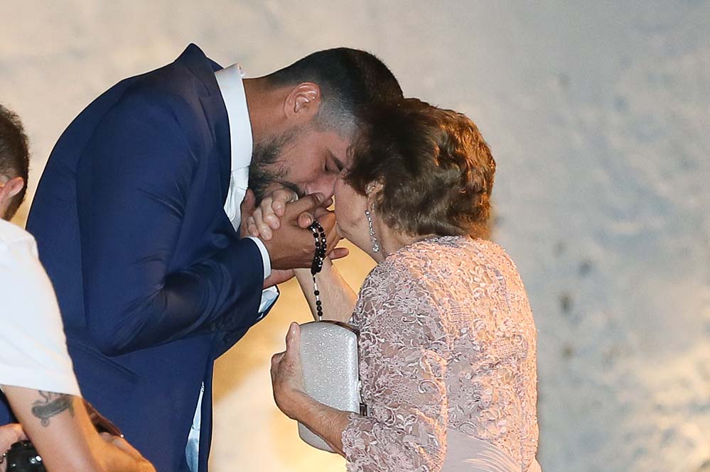 Renato Góes beijando a mão de sua avó