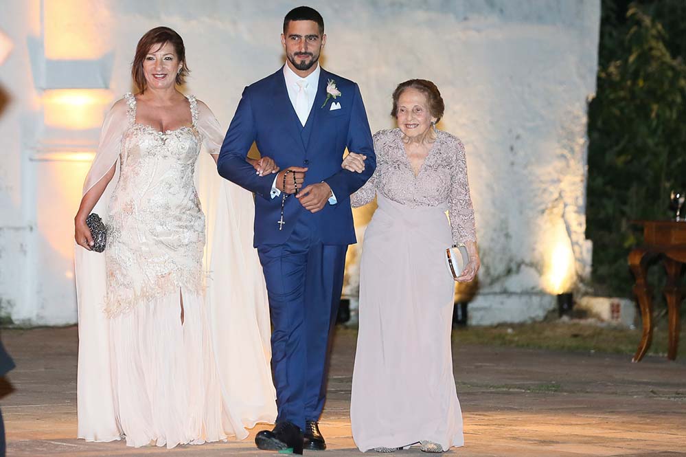 Renato Góes entrou na igreja com a avó e a mãe