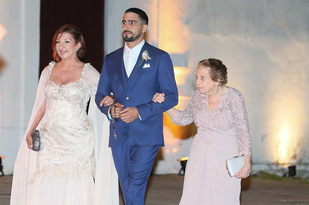 Renato Góes entrou na igreja com a avó e a mãe