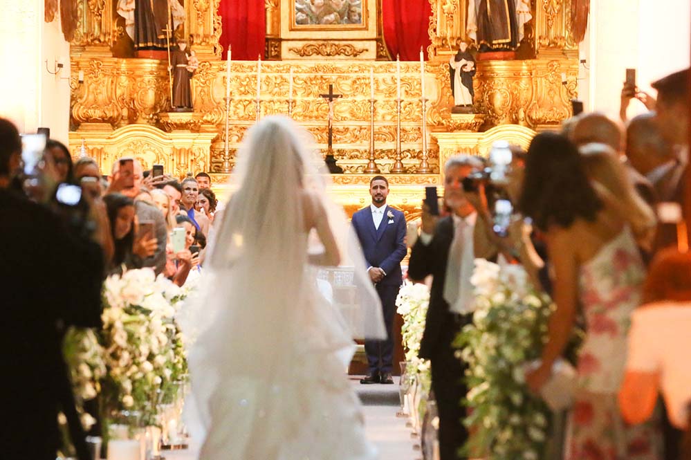 Renato Góes observando Thaila entrando na igreja