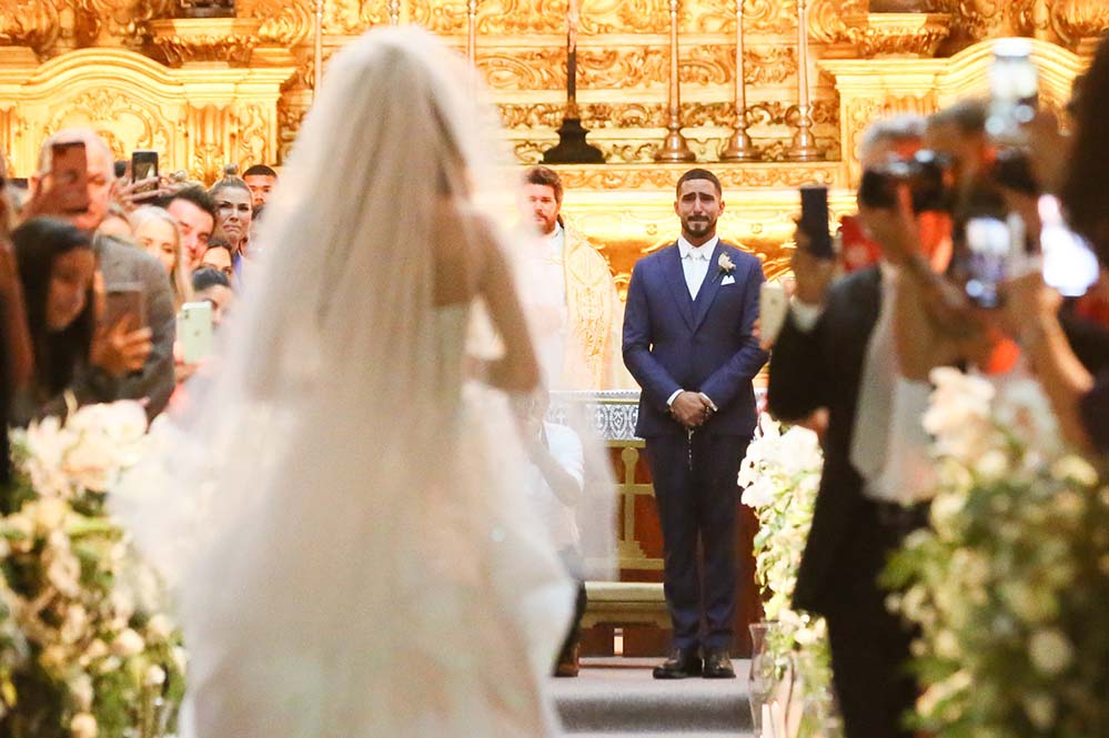 Renato Góes não segurou as lágrimas ao ver Thaila entrando na igreja