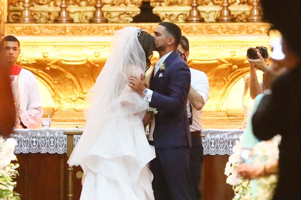 Os noivos foram só emoção na chegada de Thaila ao altar