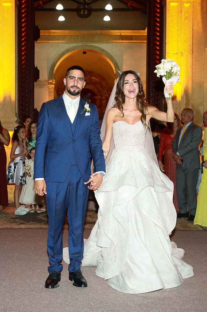 Thaila Ayala e Renato Góes posando após a cerimônia