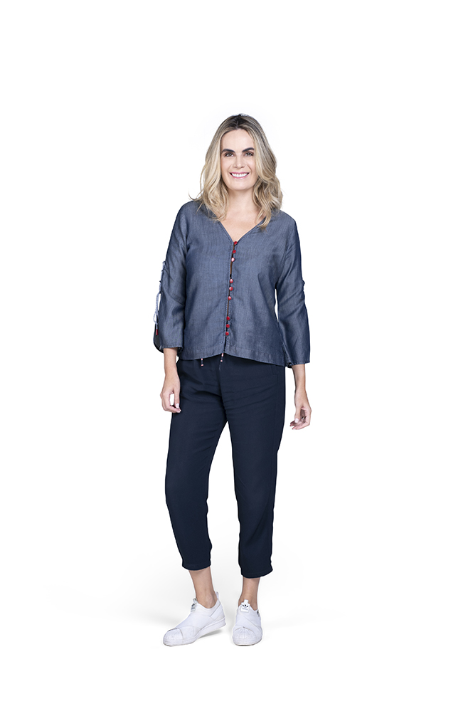 A carioca Cecília, de 38 anos, tinha uma carreira de 15 anos no mercado financeiro quando entrou na primeira temporada do MasterChef Brasil. A experiência na cozinha do programa foi o suficiente para ela tomar coragem e transformar o hobby em profissão. Se não fosse pelo programa, ela acredita, não teria conseguido transitar de área. Sobre a sua estratégia na competição, diz que sempre foi arriscar para surpreender, mas por um deslize foi eliminada ao esquecer de colocar champanhe, um ingrediente obrigatório, na sua receita. Daí em diante Cecília caiu de cabeça no mundo da gastronomia, trabalhou com catering, montou cardápios com chefs renomados e fez estágio em res taurante com estrela Michelin. Sem falar nos diversos cursos na área, incluindo gastronomia francesa, panificação, pâtisserie e molecular. Hoje cria receitas e conteúdos sobre as viagens que faz mundo afora onde explora a comida e hábitos gastronômicos locais. Acredita que suas pesquisas e seu conhecimento de ingredientes sejam seu diferencial na competição e está confiante no seu potencial para chegar à final do MasterChef - A Revanche