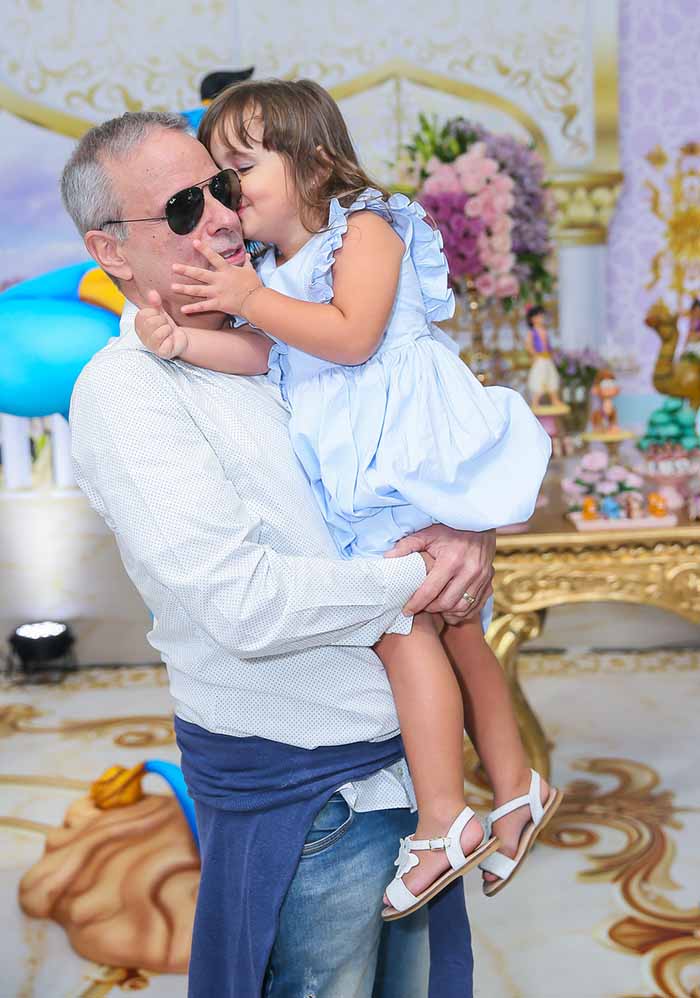 Dudu Braga ganha o carinho da filha