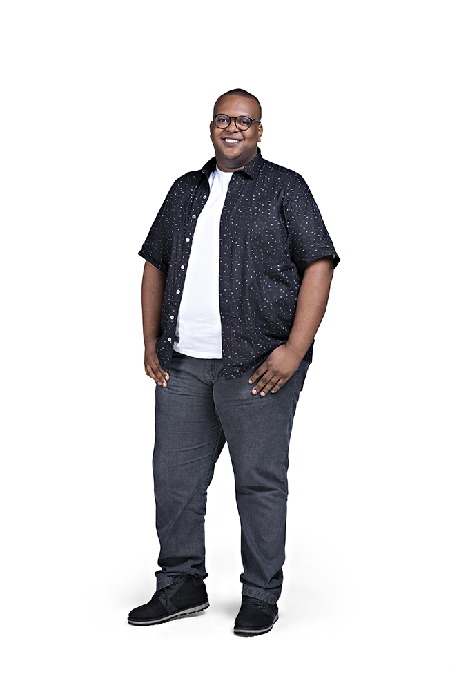 Estefano, de 24 anos, tinha apenas 19 anos quando decidiu se aventurar na primeira temporada do MasterChef Brasil. Na época, era serralheiro e trabalhava com o tio, mas sabia que seu prazer estava nos momentos em que cozinhava para a família. Costuma dizer que o programa foi um divisor de águas na sua vida e que hoje é um homem muito mais realizado. Apesar de ter vivido cada prova intensamente, acredita que não tinha maturidade suficiente para a pressão da cozinha. Sua eliminação foi marcada por muita emoção, com direito a um convite para estagiar com o chef Jacquin, com quem trabalhou por três anos e passou por todas as praças do seu restaurante. Estefano não levou o troféu pa ra casa, mas ganhou uma nova profissão. Ele se formou em gastronomia com especialização em confeitaria e sabe que trabalhar com doces pode ser uma grande vantagem dentro da cozinha do MasterChef - A Revanche. Garante que encarar os jurados novamente não vai ser fácil, mas acredita que não há ninguém mais capaz que ele