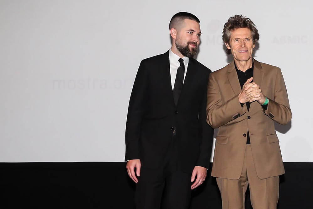 Willem Dafoe e Robert Eggers pareciam estar bem felizes, durante tal evento