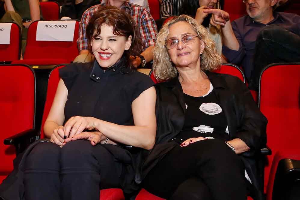 Bárbara Paz também esteve na lista de famosas que foram até o Auditório Ibirapuera, para tal evento