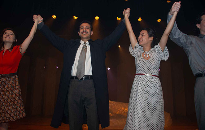 Andréia Horta durante a peça