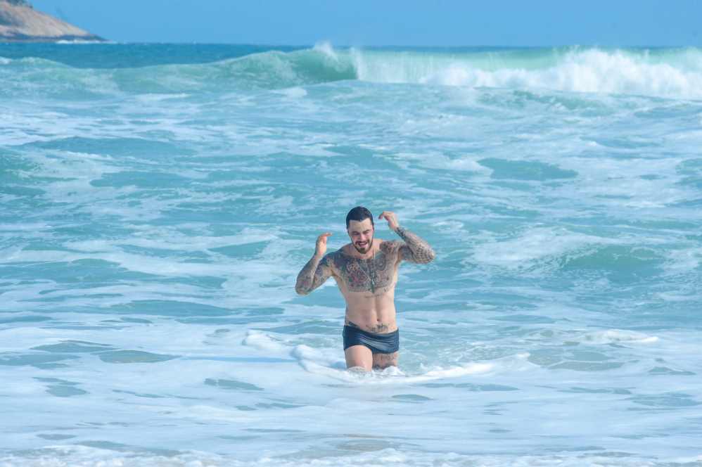 Felipe Titto exibe corpão em dia de praia