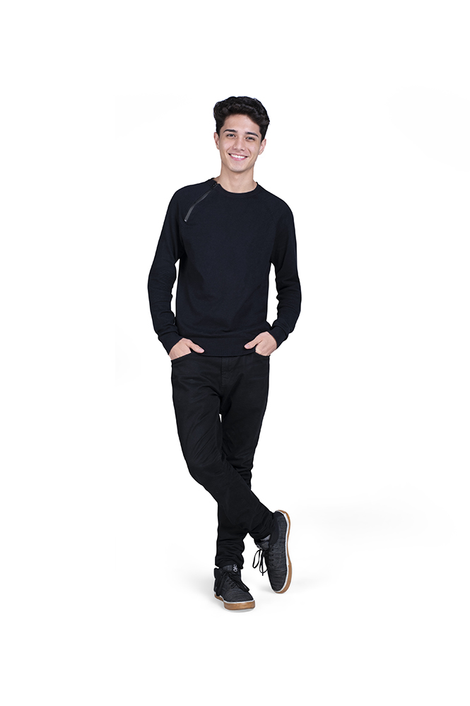 Helton, mesmo com apenas 19 anos, conseguiu se destacar na última temporada do MasterChef Brasil. No início da competição, surpreendeu os jurados com um Tarte Tatin perfeito, que fez com que os jurados questionassem se o sucesso de suas receitas era fruto de talento ou de sorte. Mas o menino prodígio provou ter habilidade e técnica ao vencer quatro provas individuais e ser destaque positivo em outras três. Em sua primeira eliminação, Helton deixou a desejar na preparação de uma sopa que ele nunca havia ouvido falar, a Vichyssoise. Mas o seu talento falou mais alto e Helton voltou com força total na repescagem, alcançando o sexto lugar na competição. Apesar da pou ca idade, não se intimida fácil e sua motivação é poder vencer “os grandes” no MasterChef - A Revanche. Desde que saiu da competição, não parou de estudar e tem se dedicado totalmente às panelas. Promete que não vai desperdiçar essa chance de mudar de vida e levar o troféu para Minas Gerais