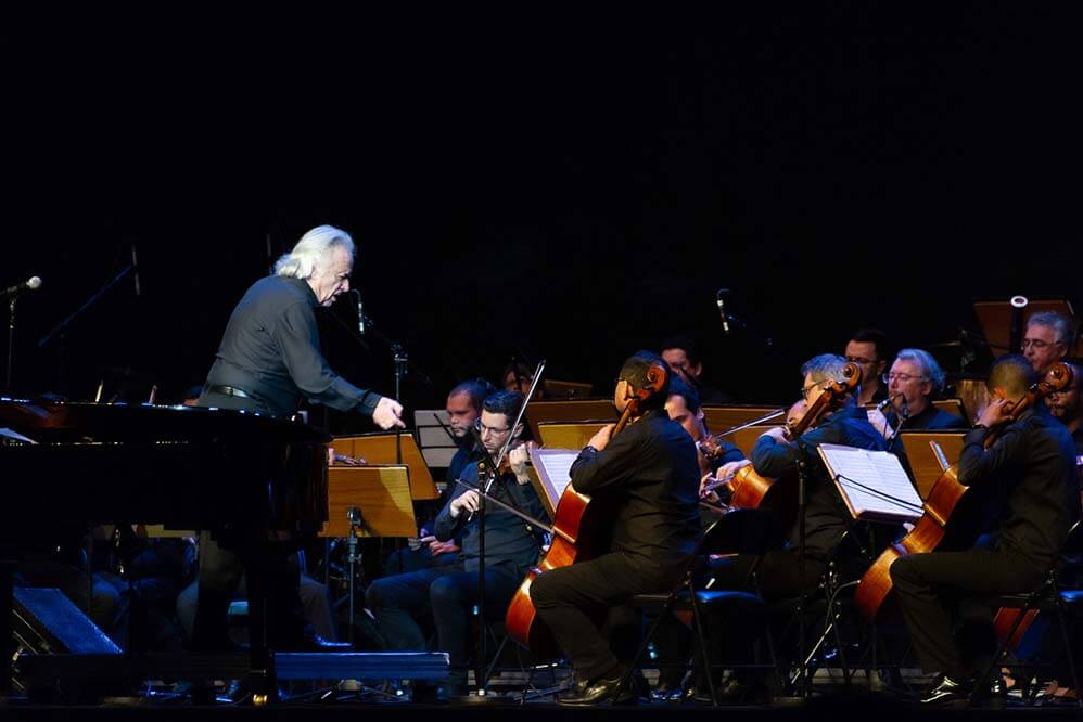 João Carlos Martins colocou toda a sua emoção ao comandar os músicos da orquestra