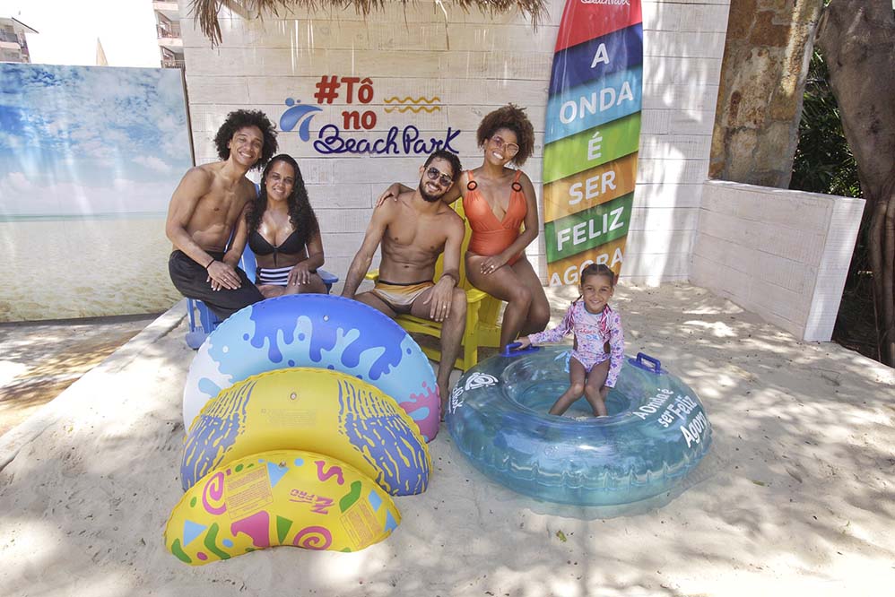 Jeniffer Nascimento se diverte com familiares no Beach Park, famoso parque aquático do Ceará.