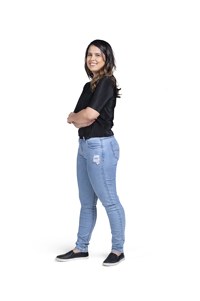 Quando se inscreveu na quinta temporada do MasterChef Brasil, a mineira Katleen, de 26 anos, não esperava chegar ao quinto lugar da edição. Ficou conhecida por seu pão de queijo frito, classificado como sublime pelos exigentes jurados. Adorava as provas em equipe e a adrenalina da cozinha, até ser eliminada numa prova em que teve que cozinhar um jacaré. Confessa ter saído do programa com a confiança abalada, mas cheia de projetos e determinada a mudar de carreira. Se antes de entrar no programa Katleen era professora de literatura, hoje ela é aluna de faculdade de gastronomia. Fez curso de cozinha molecular, carnes e defumações, entre outros. Também trabalhou em um restaurante e fez grandes eventos, onde chegou a cozinhar sozinha para 130 pessoas. Quer trabalhar para grandes chefs e viver a rotina puxada de uma cozinha profissional, e já tem planos de abrir seu próprio restaurante. Nesta temporada do MasterChef - A Revanche se diz com mais confiança do que nunca para enfrentar os novos desafios da cozinha mais difícil do Brasil