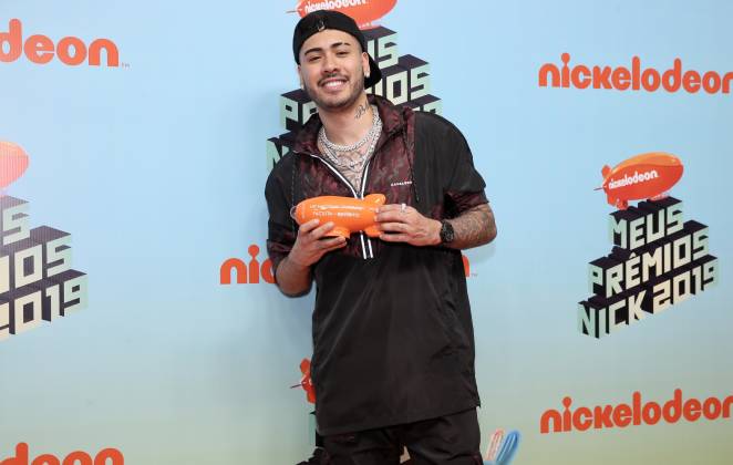 Kevinho posou todo alegre com o seu troféu