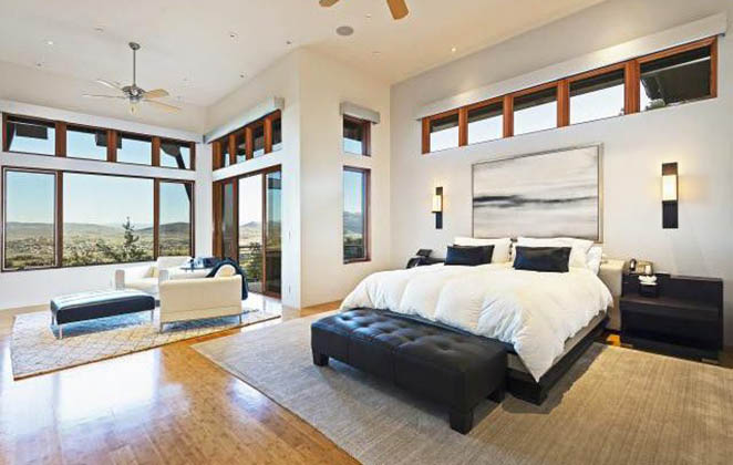 Um dos quartos do local com visão do infinito