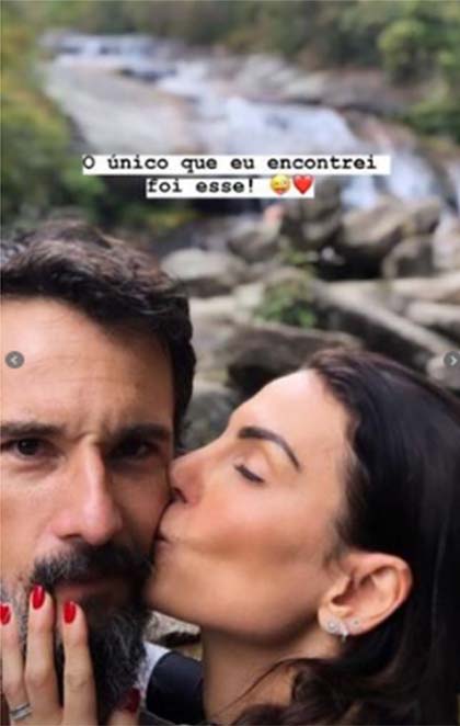 Mas o único urso que ela achou foi o marido, Rodrigo Santoro