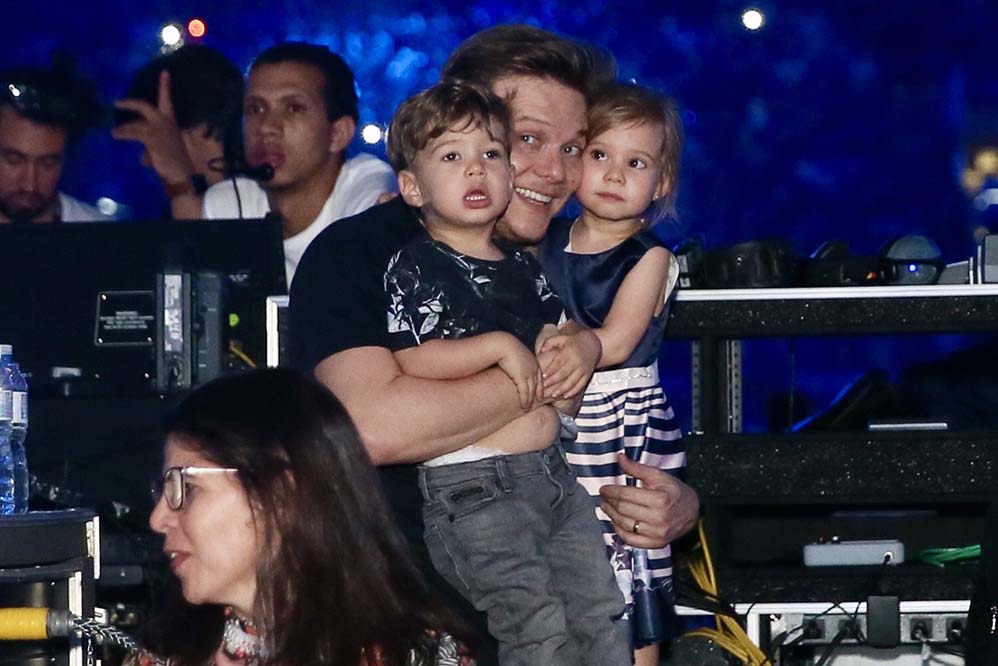 Michel Teló com os filhos Melinda, de três anos, e Teodoro, de dois, durante o show de Sandy e Junior.