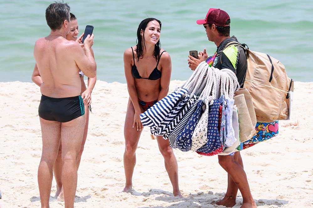 Sorridente, Pérola Faria esbanjou simpatia na praia da Barra da Tijuca, Rio de Janeiro