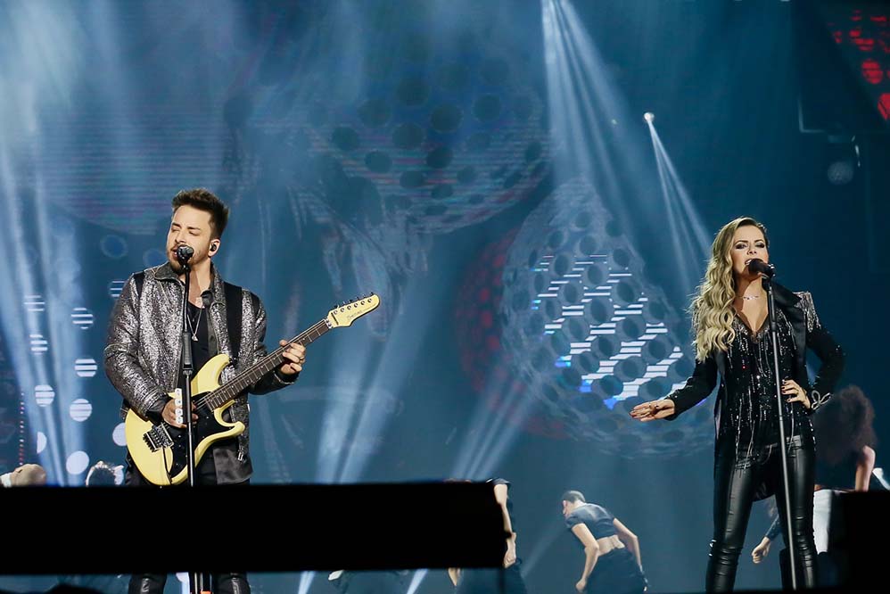 Sandy e Junior levaram diversos fãs às lágrimas ao cantarem os principais sucessos da carreira.