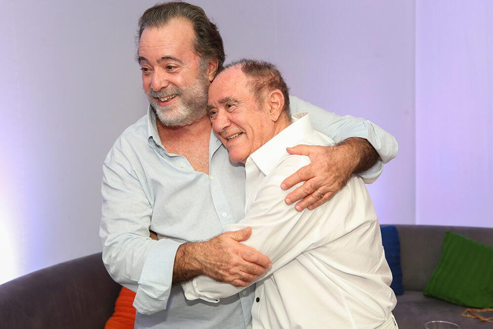 Tony Ramos e Renato Aragão foram flagrados se abraçando