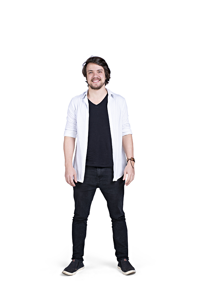 O jovem curitibano Vitor, de 28 anos, teve uma jornada marcante e cheia de emoção dentro da cozinha do MasterChef Brasil. Mostrou muita determinação ao cozinhar com o dedo cortado - e devidamente costurado às pressas - um nhoque de banana da terra com ragu de pato no tucupi, enquanto o relógio corria contra seus planos. Provou que tinha perseverança ao voltar na repescagem e alcançar a sétima colocação da quarta temporada da competição culinária mais difícil do mundo. Recebeu um convite para estagiar no restaurante da chef Paola, onde trabalhou por três meses e adquiriu muito conhecimento de como funciona uma cozinha profissional. Deixou a carreira de marketing de lado para se dedicar a gastronomia, fez diversos cursos entre carnes e defumações, técnicas francesas, cozinha molecular e panificação, até se sentir preparado para abrir o próprio negócio. Hoje é dono de uma hamburgueria em Curitiba e já tem data marcada para abrir seu próximo restaurante. Para ele, retornar à cozinha do MasterChef - A Revanche será uma oportunidade de se colocar de vez no mundo da gastronomia e se reafirmar como cozinheiro profissional