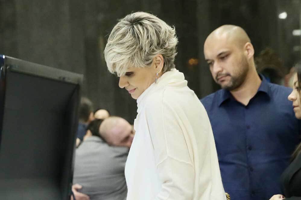 Emocionada, Andréa Nóbrega se despediu de Gugu Liberato