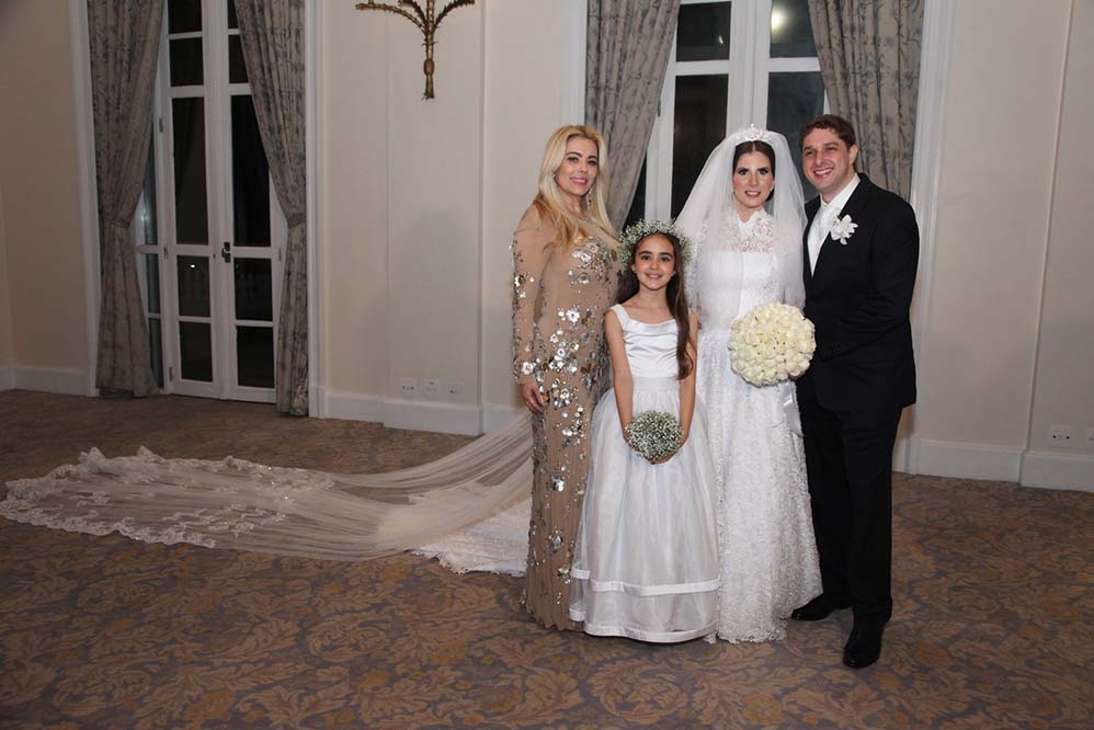 Ariadne Coelho com a filha, Maria, que foi a dama de honra dos pombinhos