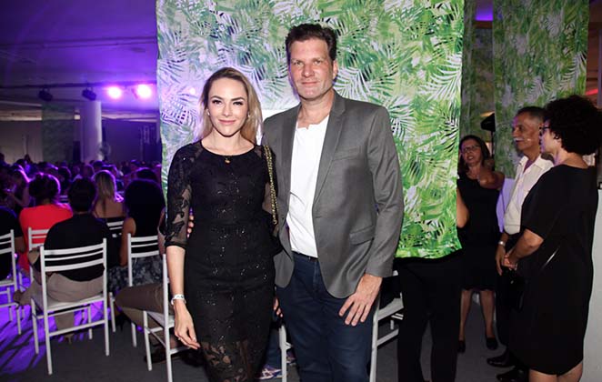 Carlos Bertolazzi ao lado da noiva, a cirurgiã plástica Ingrid Lückmann