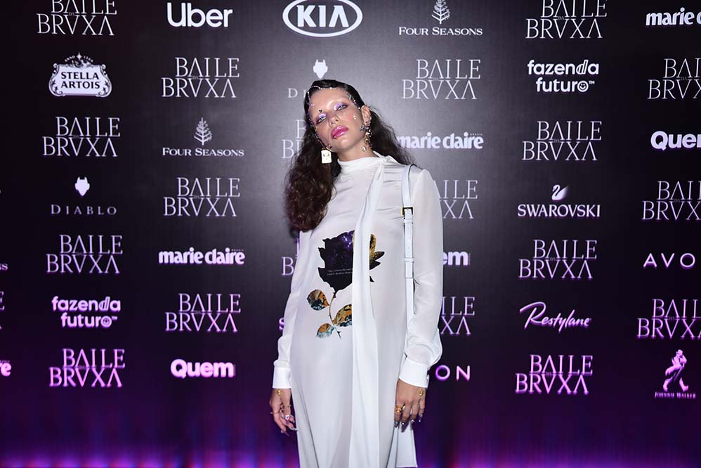 Bruna Linzmeyer optou por um look branco para curtir o evento promovido pelas revistas Quem e Marie Claire