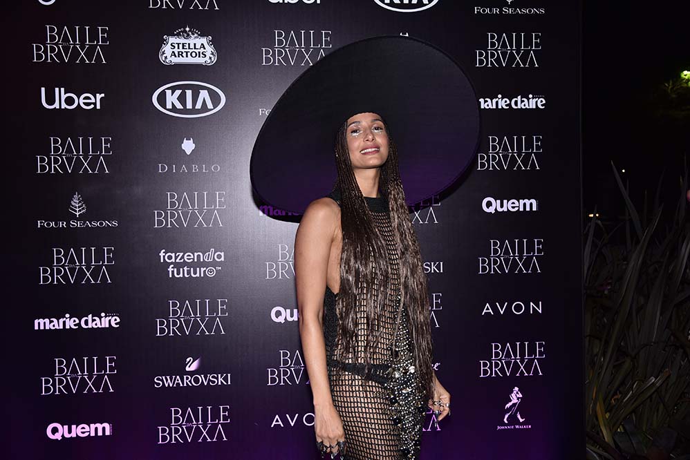 Camila Pitanga usou um look ousado durante o Baile das Bruxas