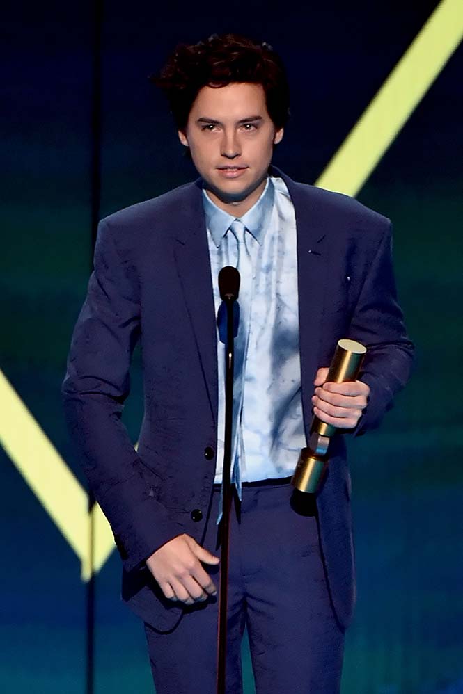 Cole Sprouse recebe o pre?mio de Melhor Estrela de Filme de Drama no E! Peoples Choice Awards 2019