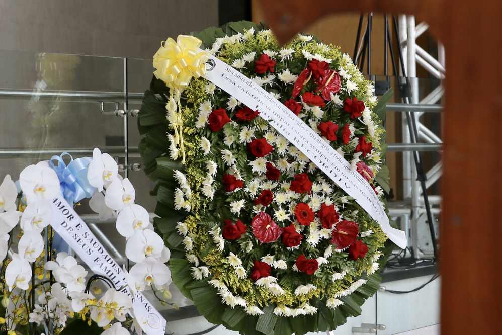 A Record TV também enviou uma coroa de flores