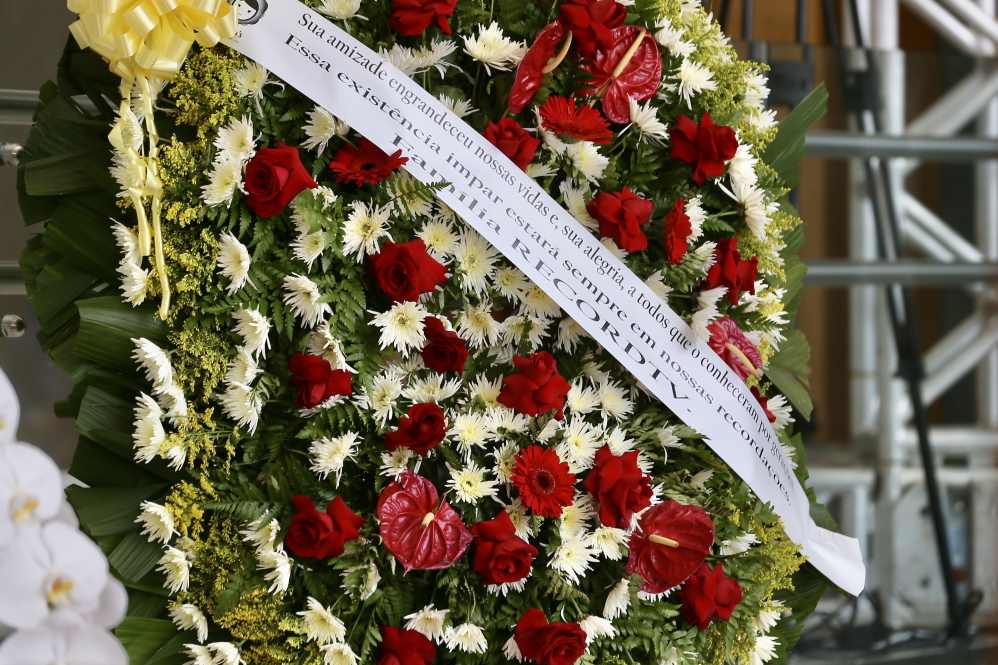 Coroa de flores enviada pela Record TV. O casal Carla Perez e Xanddy também enviou uma coroa
