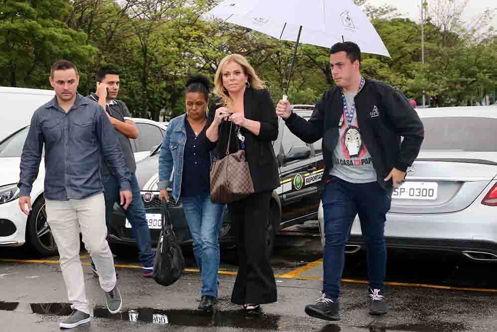 Cristina Rocha marcou presença no velório de Gugu Liberato