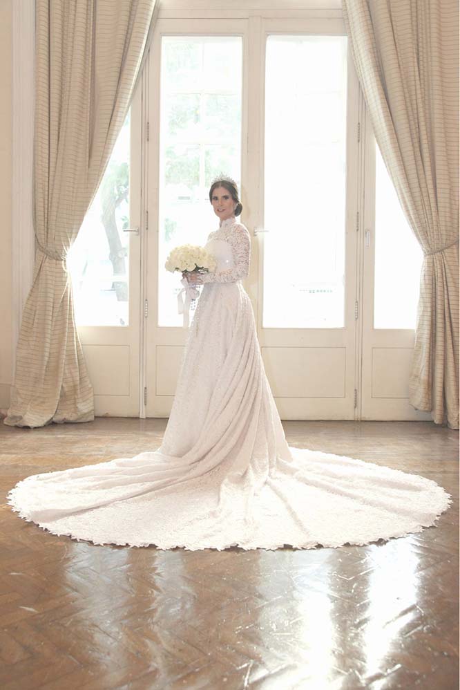 O elegante vestido da beldade foi pensado no clássico: renda, mangas compridas e uma longa calda