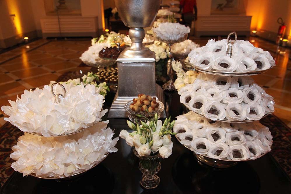 A mesa dos docinhos foi muito bem decorada, se unindo ao tema mais clássico de toda a celebração