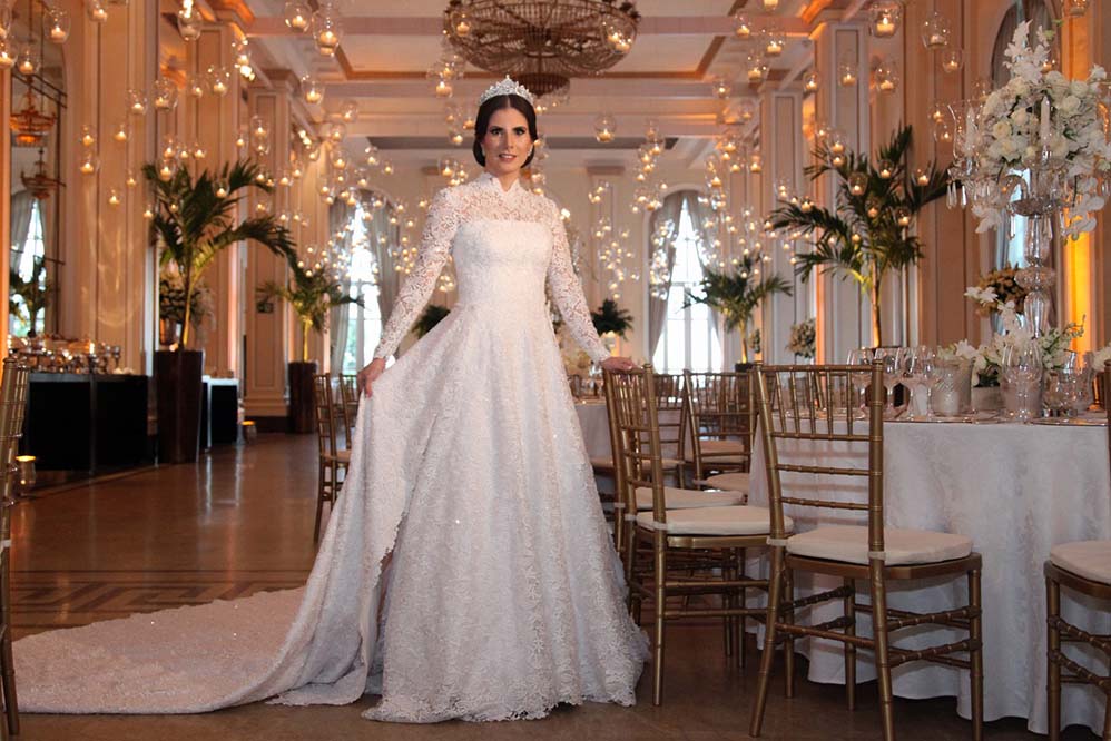 Evelyn exibiu o luxuoso look ao recepcionar os convidados no Copacabana Palace