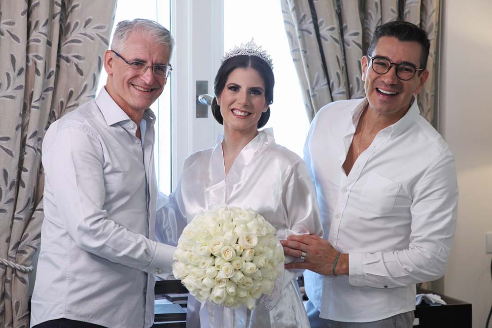 Evelyn Montesano com o cerimonialista Roberto Cohen e o maquiador Marcelo Hicho