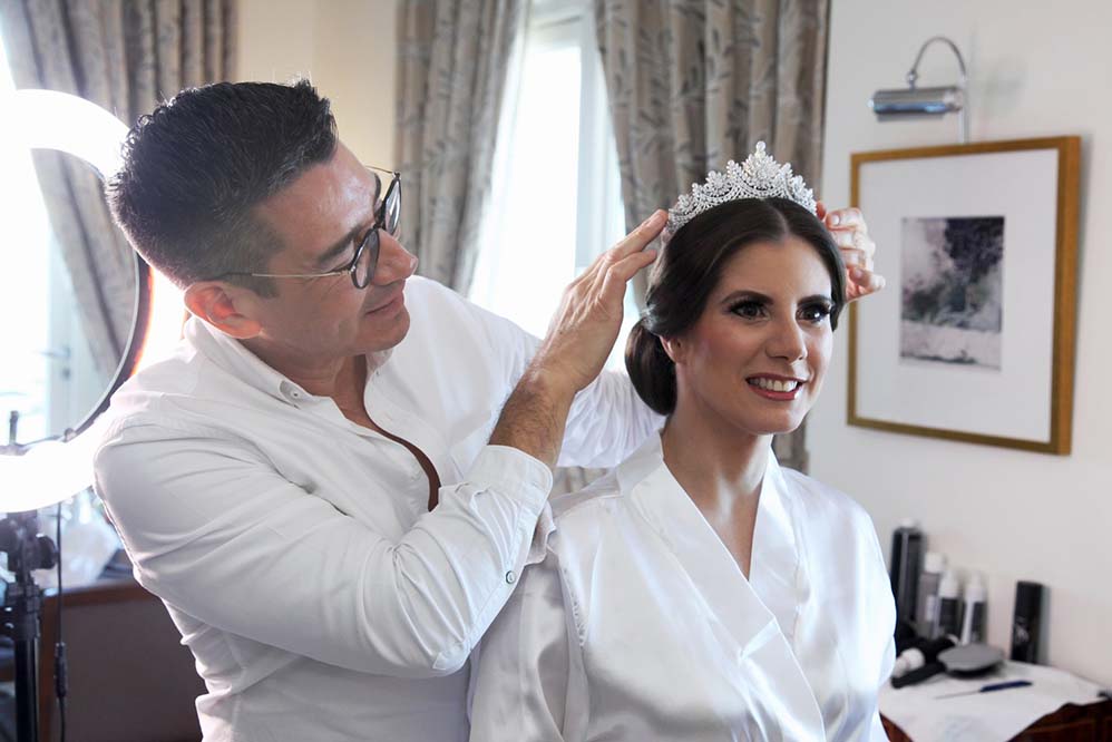 Marcelo Hicho dando os último retoques em Evelyn Montesano