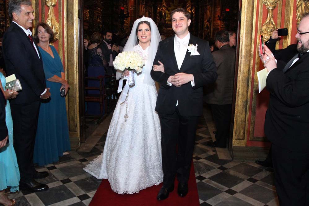 Evelyn Montesano e o agora marido, Roberto Hartz, deixando o Mosteiro de São Bento, no Rio de Janeiro