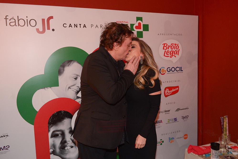 Nos bastidores, Fábio Jr. trocou muitos beijos e carinhos com a esposa Fernanda Pascucci.