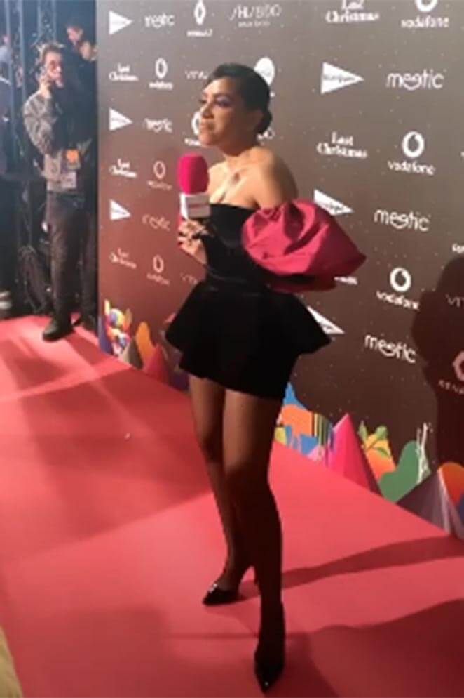 Com vestido curto, Anitta brilha em premiação internacional
