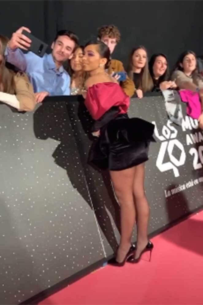 Com vestido curto, Anitta brilha em premiação internacional