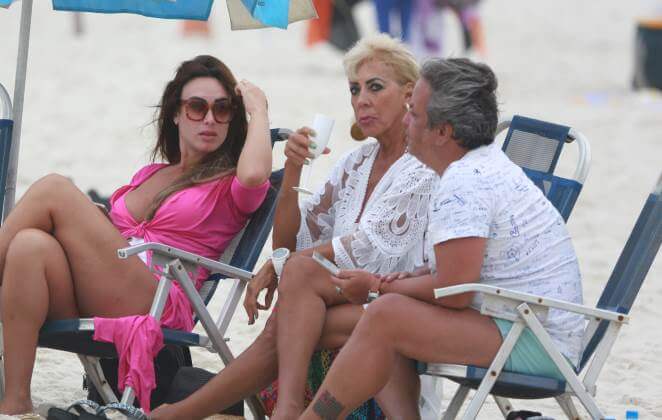 Com direito a espumante, Nicole Bahls curte folga na praia
