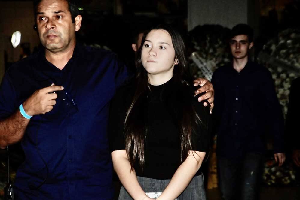 Sofia, filha de Gugu Liberato, também foi amparada, ao deixar o velório do renomado apresentador