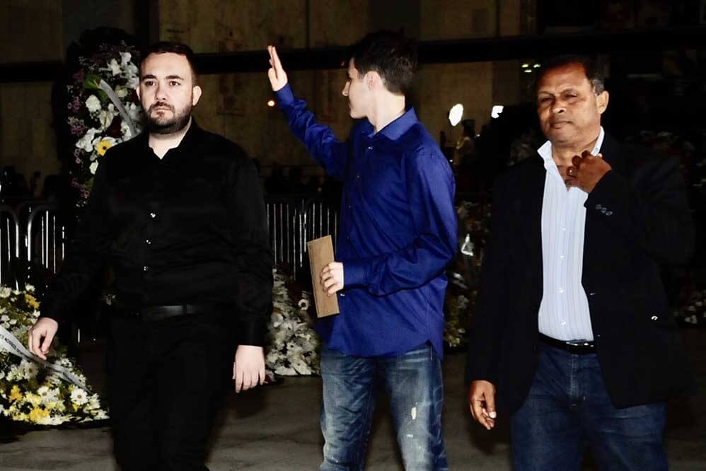 João Augusto Liberato, filho mais velho de Gugu Liberato, acenou, ao deixar o velório do renomado apresentador