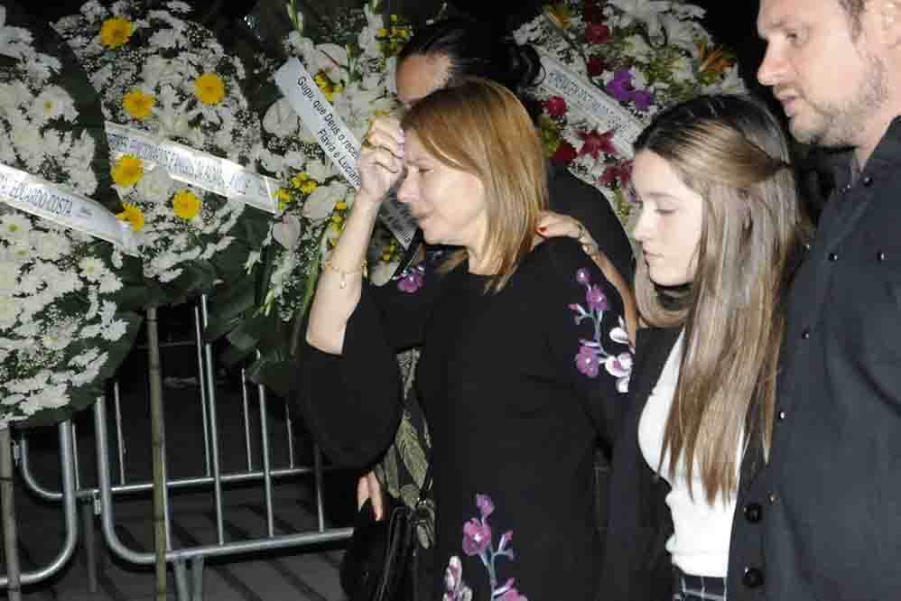 Muito abalada, Rose Miriam, mãe dos filhos Gugu Liberato, deixa o velório do renomado apresentador, junto com a filha Marina
