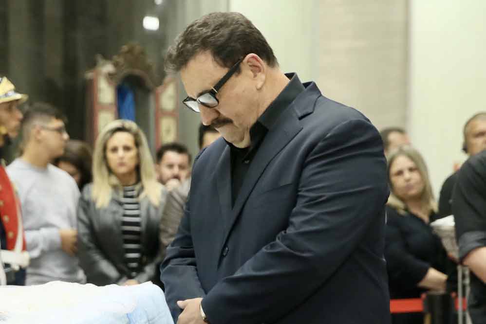 Ratinho chega ao velório de Gugu