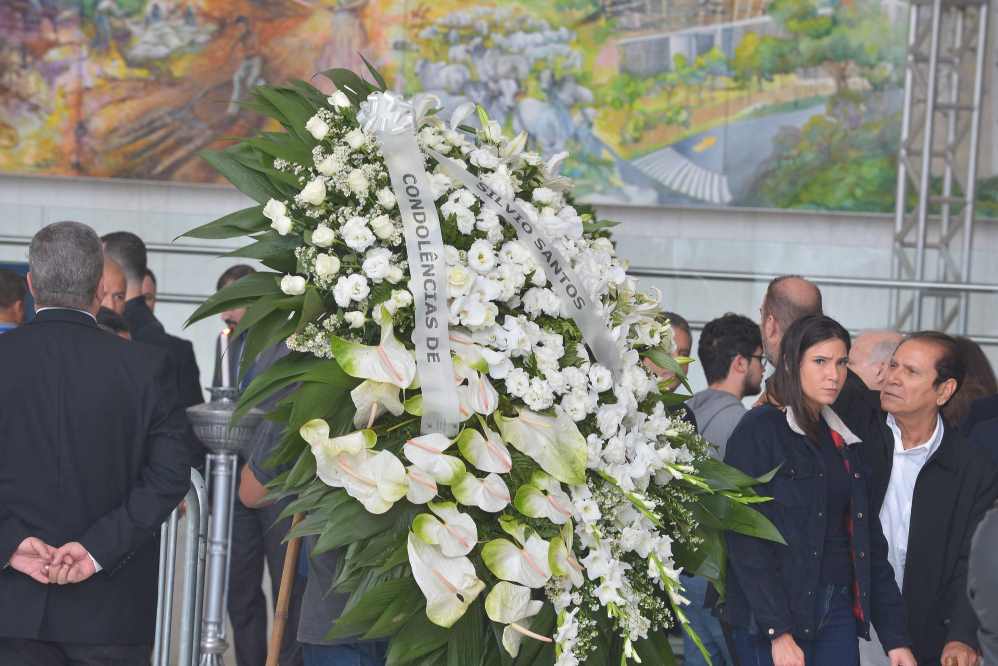 Silvio Santos enviou uma coroa de flores. Além dele, Andréa Nóbrega e Christina Rocha também enviaram homenagem